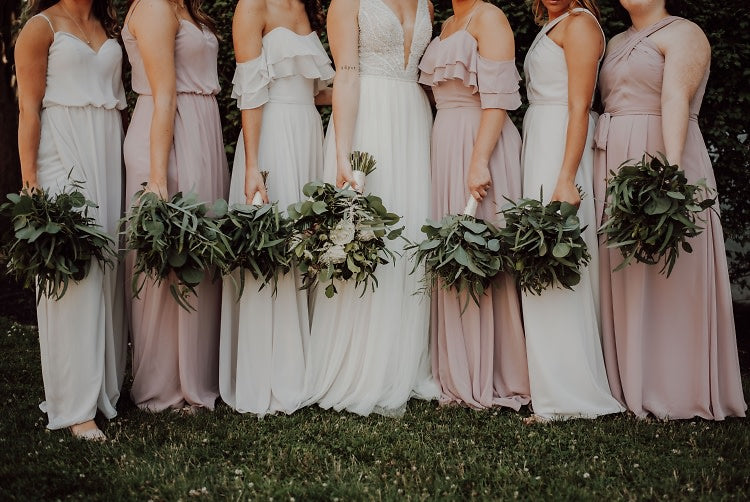 bridesmaid vs maid of honor dress Does the maid of honour and bridesmaids wear the same dress?