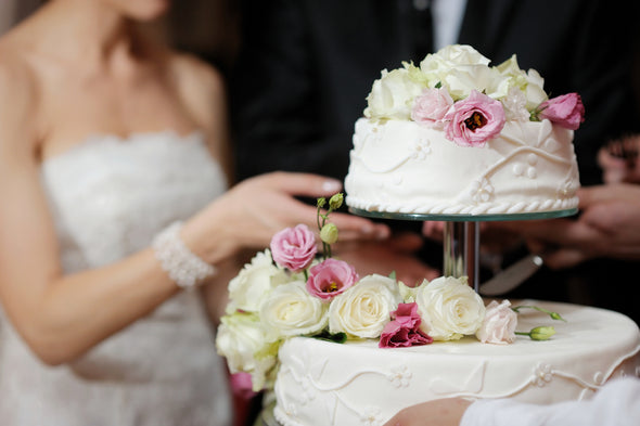 How to save BIG BUCKS on the price of your wedding cake